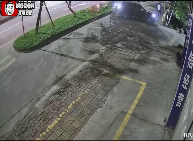 Video :A rock rescued a cyclist who was crushed by an SUV